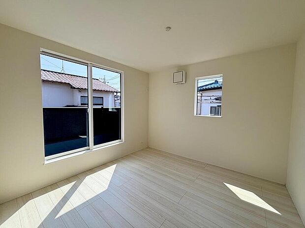 【リビング以外の居室】◆居室のサッシにはペアガラスを採用、高い断熱性による省エネと結露対策に有効です。室内を快適な空間に代えてくれます。現地の通風や採光も実際にご確認下さいませ