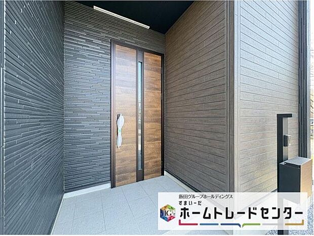 【玄関】◆TVモニター付きインターホンはカラーモニターで来訪者もひとめで分かります♪留守の間の来訪者が確認できる嬉しい録画機能付き！お子様が一人で留守番の間も安心です。