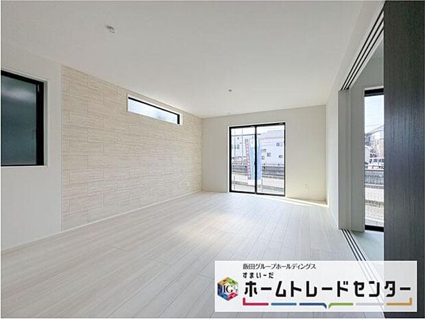 【リビング】◆大きな窓は遮音性に優れたペアガラスの窓となっています。リビングでたくさんはしゃいで遊んでも、お子様の声を気にしなくて大丈夫です♪