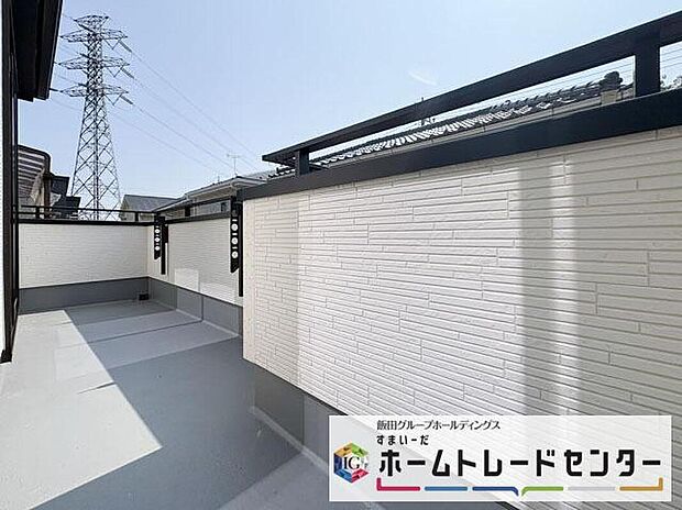 【バルコニー】◆南向きのバルコニーの前には雲以外に太陽を遮るものがありません。お洗濯物も乾きやすく、何より明るく気持ちのいい光が入ってきます。