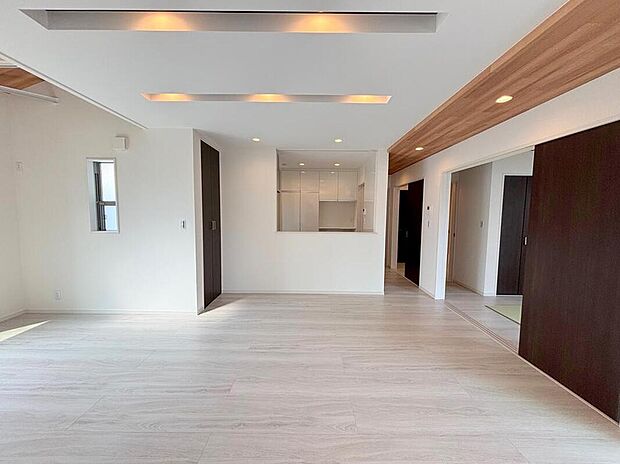 【リビング】◆リビングを温かく居心地の良い空間にしてくれる木目調の柔らかな風合い。休日はご家族みんなの癒しや憩いの場となってくれます♪