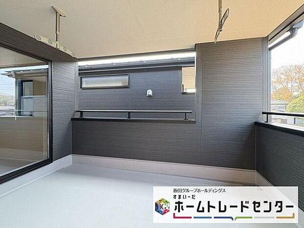 【 バルコニー】◆南向きのバルコニーの前には雲以外に太陽を遮るものがありません。お洗濯物も乾きやすく、何より明るく気持ちのいい光が入ってきます。