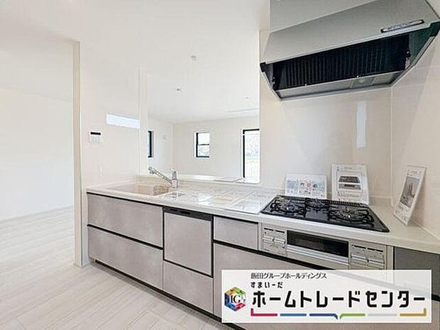 【キッチン】◆人気の対面式キッチン。お食事の準備をしながらでもご家族とのコミュニケーションを楽しめます♪ぜひご見学の際にはキッチンに立ち、生活をイメージしてください。