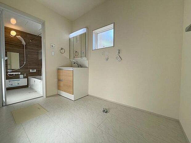 【洗面台・洗面所】◆洗面スペースはお掃除やメンテナンスが楽にできる様に設計されております。ドラム式の洗濯機を配置しても十分なスペースを確保した設計となっております。