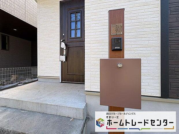 【玄関】◆TVモニター付きインターホンはカラーモニターで来訪者もひとめで分かります♪留守の間の来訪者が確認できる嬉しい録画機能付き！お子様が一人で留守番の間も安心です。