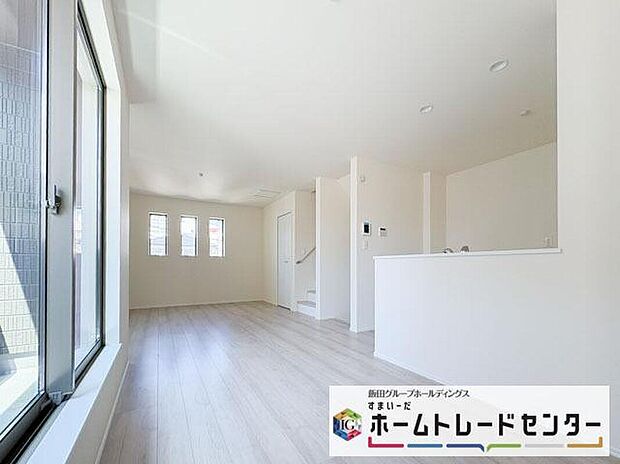 【リビング】◆大きな窓は遮音性に優れたペアガラスの窓となっています。リビングでたくさんはしゃいで遊んでも、お子様の声を気にしなくて大丈夫です♪