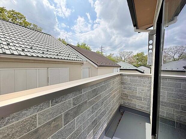 【バルコニー】◆南向きのバルコニーの前には雲以外に太陽を遮るものがありません。お洗濯物も乾きやすく、何より明るく気持ちのいい光が入ってきます。