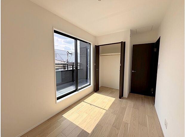 【リビング以外の居室】◆各居室にはそれぞれ収納を完備！しっかりとした容量のスペースを確保しているので、お部屋は美しい空間を保てますね♪