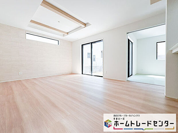 【リビング】◆リビングを温かく居心地の良い空間にしてくれる木目調の柔らかな風合い。休日はご家族みんなの癒しや憩いの場となってくれます♪