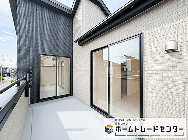 【バルコニー】◆南向きのバルコニーの前には雲以外に太陽を遮るものがありません。お洗濯物も乾きやすく、何より明るく気持ちのいい光が入ってきます。