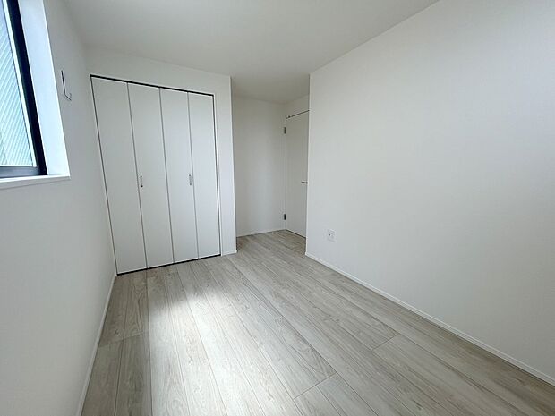 【リビング以外の居室】◆2階の各居室にはそれぞれ収納を完備！しっかりとした容量のスペースを確保しているので、お部屋は美しい空間を保てますね♪