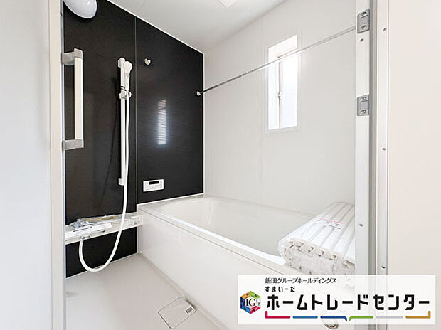 【バスルーム】◆リビングを温かく居心地の良い空間にしてくれる木目調の柔らかな風合い。休日はご家族みんなの癒しや憩いの場となってくれます♪