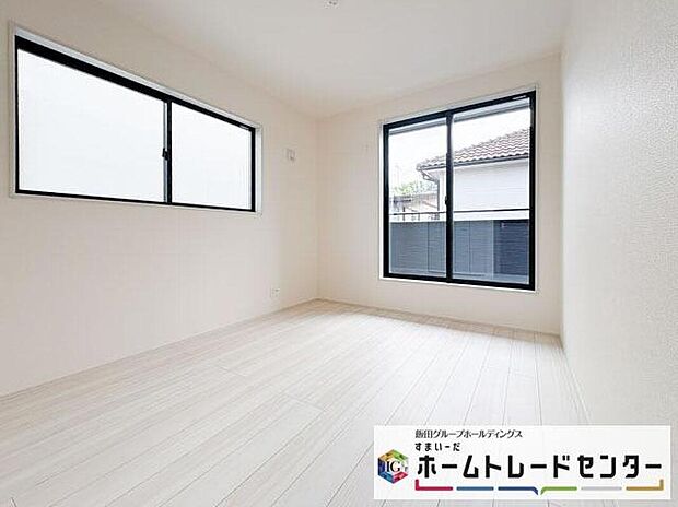 【リビング以外の居室】◆居室のサッシにはペアガラスを採用、高い断熱性による省エネと結露対策に有効です。室内を快適な空間に代えてくれます。現地の通風や採光も実際にご確認下さいませ
