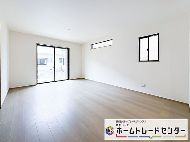 【リビング】◆リビングを温かく居心地の良い空間にしてくれる木目調の柔らかな風合い。休日はご家族みんなの癒しや憩いの場となってくれます♪