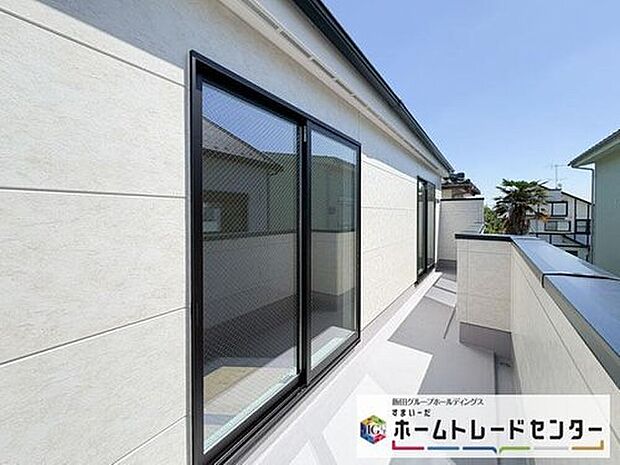 【バルコニー】◆南向きのバルコニーの前には雲以外に太陽を遮るものがありません。お洗濯物も乾きやすく、何より明るく気持ちのいい光が入ってきます。