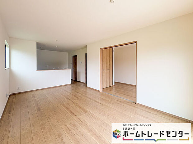 【リビング】◆リビングを温かく居心地の良い空間にしてくれる木目調の柔らかな風合い。休日はご家族みんなの癒しや憩いの場となってくれます♪