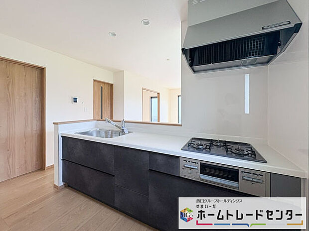 【キッチン】◆人気の対面式キッチン。お食事の準備をしながらでもご家族とのコミュニケーションを楽しめます♪ぜひご見学の際にはキッチンに立ち、生活をイメージしてください。