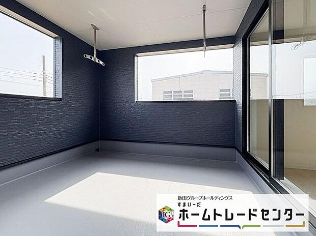 【バルコニー】◆南向きのバルコニーの前には雲以外に太陽を遮るものがありません。お洗濯物も乾きやすく、何より明るく気持ちのいい光が入ってきます。