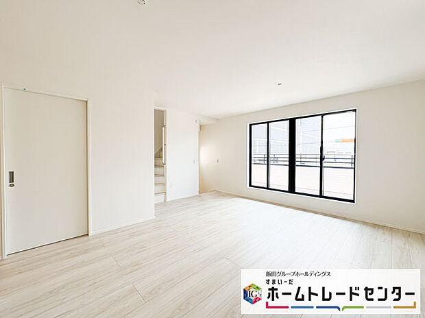 【リビング】◆南向きの大きな窓から明るい陽射しがたっぷり入ります。一日を通して陽射しをしっかり取り込んでくれる2面採光なので、夜まで照明いらずで過ごせます♪