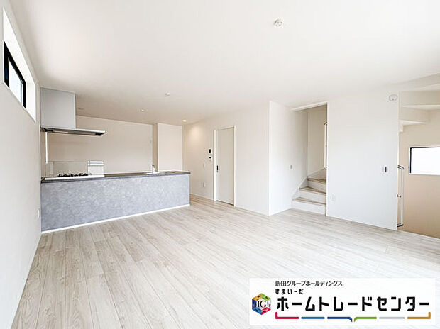 【リビング】◆リビングを温かく居心地の良い空間にしてくれる木目調の柔らかな風合い。休日はご家族みんなの癒しや憩いの場となってくれます♪