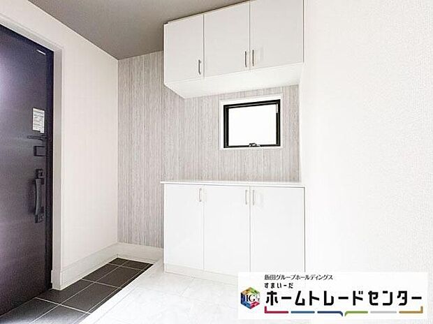 【玄関】◆お家で出会う人々を迎える玄関だからこそ、広々清潔感あふれる空間にしたいものです。採光・通風にも配慮された設計で毎日明るい空間をキープします♪