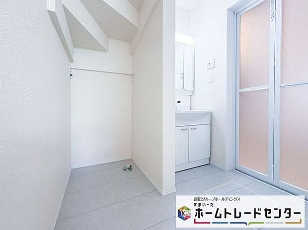 【洗面台・洗面所】◆洗面スペースはお掃除やメンテナンスが楽にできる様に設計されております。ドラム式の洗濯機を配置しても十分なスペースを確保した設計となっております。