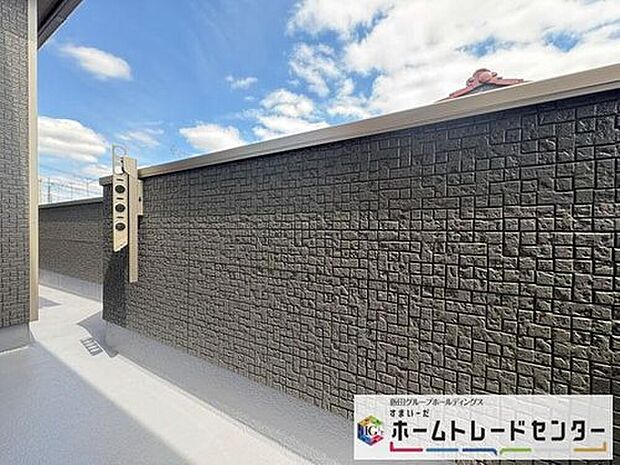 【バルコニー】◆南向きのバルコニーの前には雲以外に太陽を遮るものがありません。お洗濯物も乾きやすく、何より明るく気持ちのいい光が入ってきます。