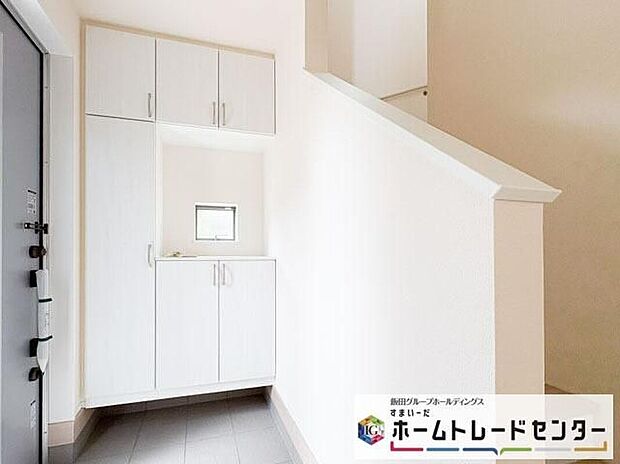 【玄関】◆お家で出会う人々を迎える玄関だからこそ、広々清潔感あふれる空間にしたいものです。採光・通風にも配慮された設計で毎日明るい空間をキープします♪