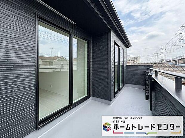 【バルコニー】◆南向きのバルコニーの前には雲以外に太陽を遮るものがありません。お洗濯物も乾きやすく、何より明るく気持ちのいい光が入ってきます。