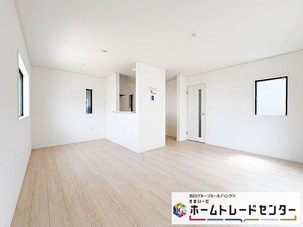 【リビング】◆リビングを温かく居心地の良い空間にしてくれる木目調の柔らかな風合い。休日はご家族みんなの癒しや憩いの場となってくれます♪