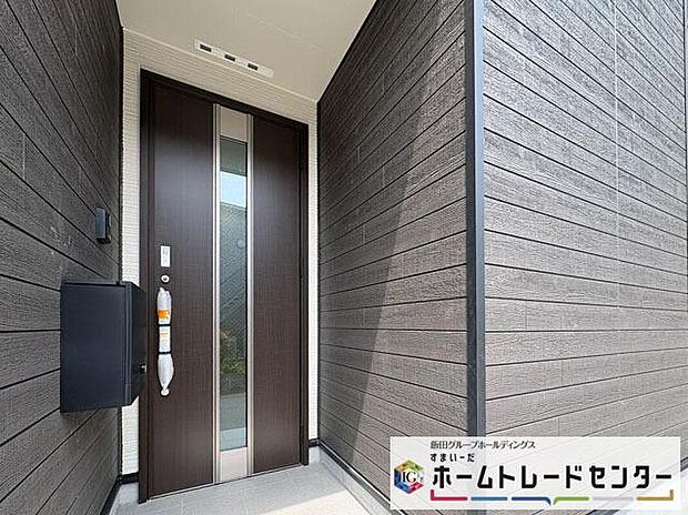【玄関】◆TVモニター付きインターホンはカラーモニターで来訪者もひとめで分かります♪留守の間の来訪者が確認できる嬉しい録画機能付き！お子様が一人で留守番の間も安心です。