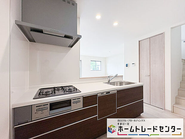 【システムキッチン】◆人気の対面式キッチン。お食事の準備をしながらでもご家族とのコミュニケーションを楽しめます♪ぜひご見学の際にはキッチンに立ち、生活をイメージしてください。