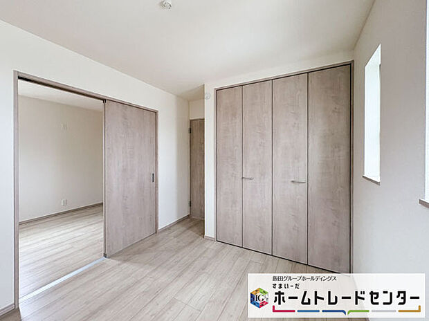 【ベッドルーム】明るめのフローリングですので、壁紙ともマッチし、お部屋を更に広く見せてくれる効果も。
