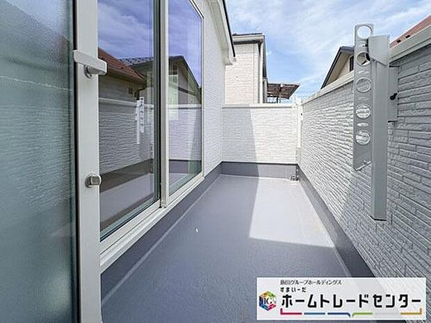 【バルコニー】◆南向きのバルコニーの前には雲以外に太陽を遮るものがありません。お洗濯物も乾きやすく、何より明るく気持ちのいい光が入ってきます。

