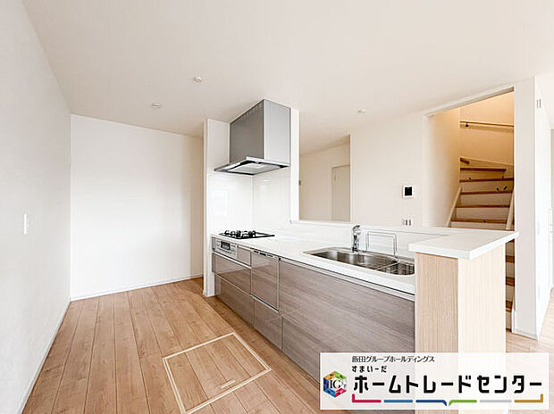 【システムキッチン】◆人気の対面式キッチン。お食事の準備をしながらでもご家族とのコミュニケーションを楽しめます♪ぜひご見学の際にはキッチンに立ち、生活をイメージしてください。