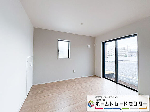 【ベッドルーム】◆リビングと隣接したお部屋では、ゴロゴロする、お子様を寝かせる、客間として利用するなど、ライフスタイルに合わせて変化をもたらすことができます。