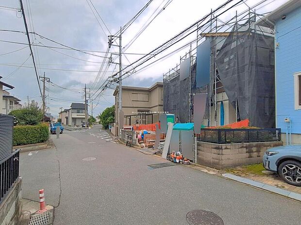 【前面道路含む現地写真】◆平日・お仕事帰りなど、いつでもご案内させていただきます！デザイン・目に見える設備面も大切ですが、耐震構造で地震に強い家の為、次代へ繋ぐ強固な住宅です。