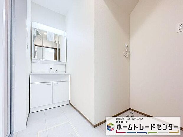 【洗面台・洗面所】◆洗面スペースはお掃除やメンテナンスが楽にできる様に設計されております。ドラム式の洗濯機を配置しても十分なスペースを確保した設計となっております。