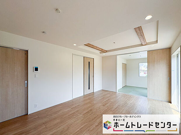 【リビング】◆リビングを温かく居心地の良い空間にしてくれる木目調の柔らかな風合い。休日はご家族みんなの癒しや憩いの場となってくれます♪