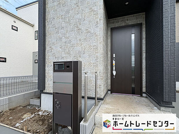 【玄関】◆TVモニター付きインターホンはカラーモニターで来訪者もひとめで分かります♪留守の間の来訪者が確認できる嬉しい録画機能付き!お子様が一人で留守番の間も安心です。