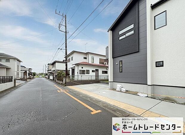 【前面道路含む現地写真】◆平日・お仕事帰りなど、いつでもご案内させていただきます！デザイン・目に見える設備面も大切ですが、耐震構造で地震に強い家の為、次代へ繋ぐ強固な住宅です。