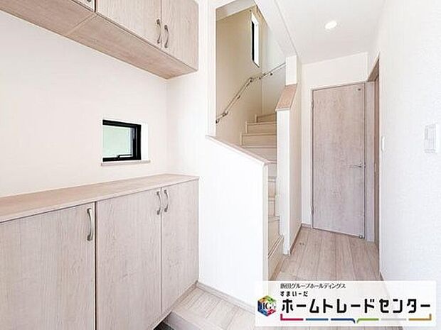 【玄関】◆お家で出会う人々を迎える玄関だからこそ、広々清潔感あふれる空間にしたいものです。採光・通風にも配慮された設計で毎日明るい空間をキープします♪