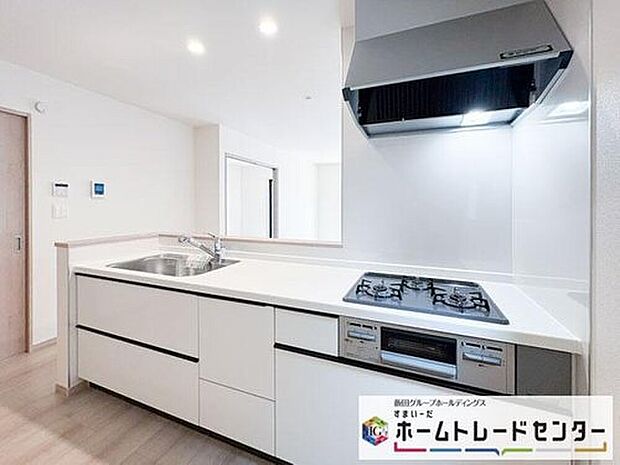 【キッチン】◆人気の対面式キッチン。お食事の準備をしながらでもご家族とのコミュニケーションを楽しめます♪ぜひご見学の際にはキッチンに立ち、生活をイメージしてください。