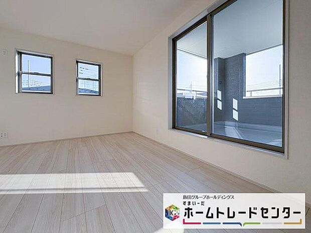 【リビング以外の居室】◆居室のサッシにはペアガラスを採用、高い断熱性による省エネと結露対策に有効です。室内を快適な空間に代えてくれます。現地の通風や採光も実際にご確認下さいませ。