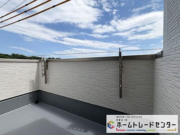 【バルコニー】陽当たりの良いバルコニー。洗濯物も気持ちよく乾き、毎日の家事を快適にサポートします。