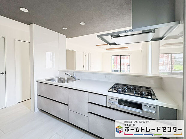 【キッチン】◆人気の対面式キッチン。お食事の準備をしながらでもご家族とのコミュニケーションを楽しめます♪ぜひご見学の際にはキッチンに立ち、生活をイメージしてください。