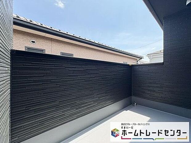 【バルコニー】◆南向きのバルコニーの前には雲以外に太陽を遮るものがありません。お洗濯物も乾きやすく、何より明るく気持ちのいい光が入ってきます。