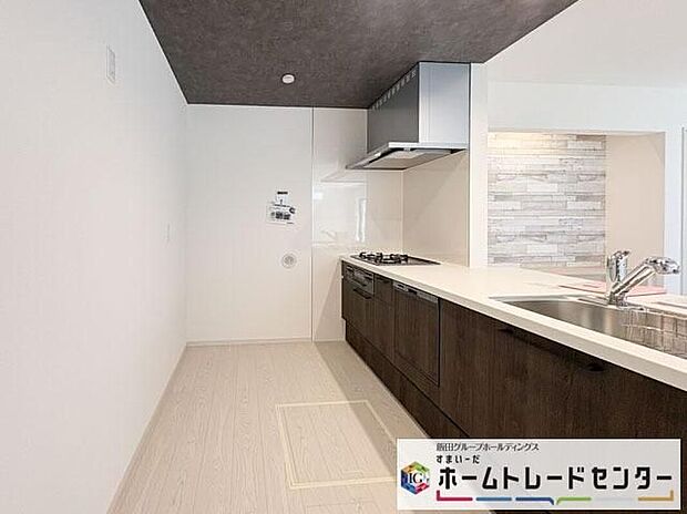 【キッチン】◆人気の対面式キッチン。お食事の準備をしながらでもご家族とのコミュニケーションを楽しめます♪ぜひご見学の際にはキッチンに立ち、生活をイメージしてください。