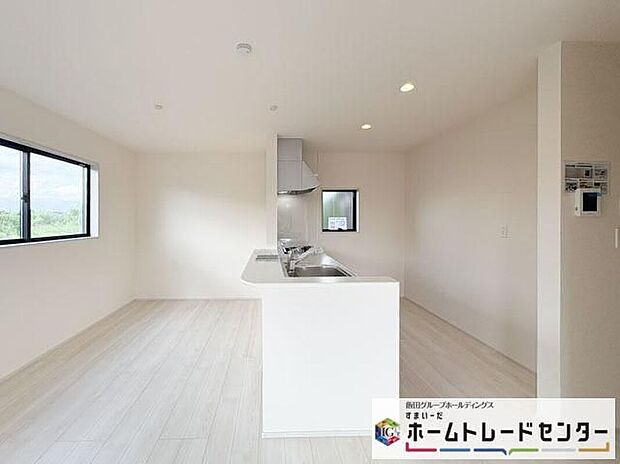 【キッチン】◆人気の対面式キッチン。お食事の準備をしながらでもご家族とのコミュニケーションを楽しめます♪ぜひご見学の際にはキッチンに立ち、生活をイメージしてください。
