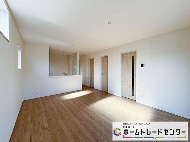 【リビング】◆大きな窓は遮音性に優れたペアガラスの窓となっています。リビングでたくさんはしゃいで遊んでも、お子様の声を気にしなくて大丈夫です♪